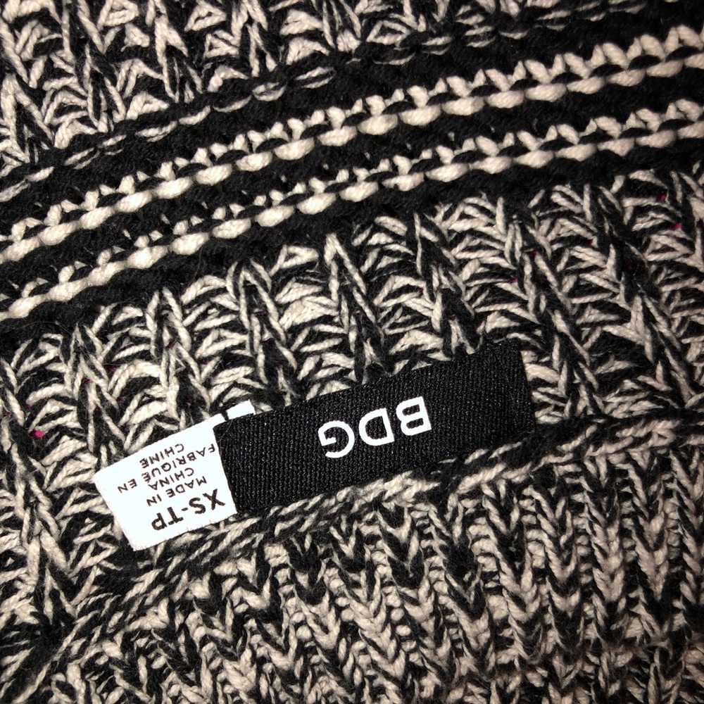 Black and white striped sweater - Picture 2 of 2
